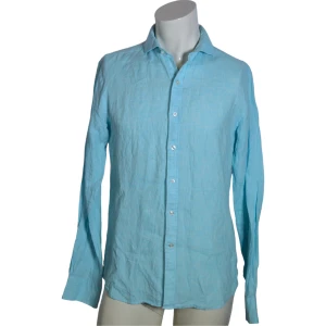 John Henric linne skjorta  - Storlek: M(39)) Passform: Normal Axelbredd: 45,5 cm Bröst: 53 cm  Ärm: 67 cm Längd fram:72 cm Längd bak: 75 cm Skick: 5/5 Material: 100%  Hör gärna av dig om du har någon fråga:)  Med vänlig hälsning, Waldemar 