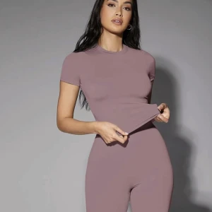 T-shirt  - Säljer denna åtsittande t-shirt💗