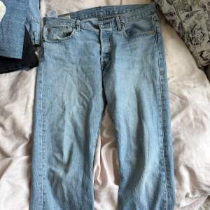 Säljer dessa jeans från Levis då dem tyvärr vara lite för baggy för min smak. Men annars passar de mig som har 38 i jeans. De är i herrstorlek, 33/32