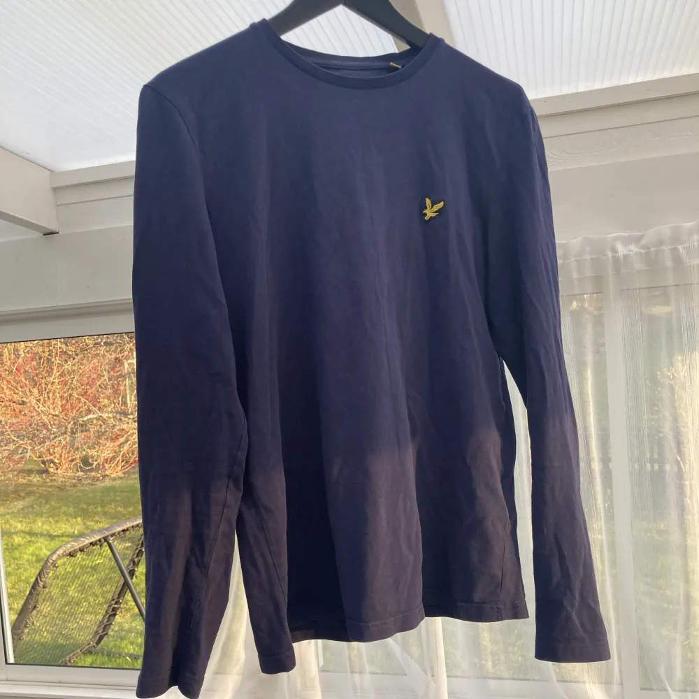 Marinblå långärmad tunn tröja från lyle and scott som inte används. Köpt för 399 på MQ. Skick: 9/10. T-shirts.