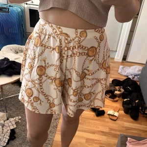 Unika shorts  - Ngt utsvängd. Mer info på sista bilden. Jag är 172cm. Är helt oanvänd! KOLLA GÄRNA IN MINA ANDRA ANONSER, DET MESTA ÄR HELT OANVÄNT 🥰