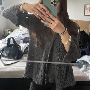 Grå kofta - Säljer denna jätte snygga gråa koftan men en knapp!!