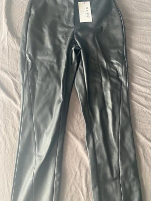 Skinbyxor  - Skinbyxor med slits i bra skick. Ops taggar kvar 