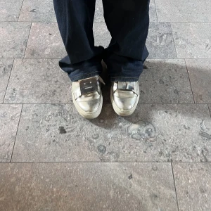Acne sneakers - Så snygga skor från acne som tyvärr är lite förstora för mig, st 39. Finns tecken på användning, men annars fint skick!