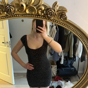 Prickig klänninh - Superfin prickig klänning💕