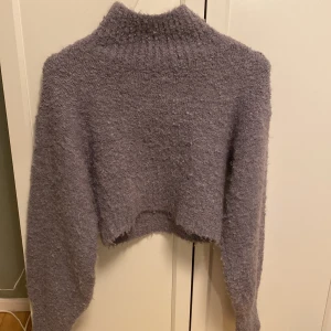 Lila stickad polotröja  - En cropped stickad polo tröja med nerhasade axlar. XXS men passar även XS. Den är utan anmärkning och kan skickas mot frakt.