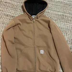 Carhartt hoodie  - Säljer min Carhartt hoodie anledningen varför jag säljer den är för att den är lite för stor, Den är storlek S men passar M mycket bättre 🐲🐲🧌😹