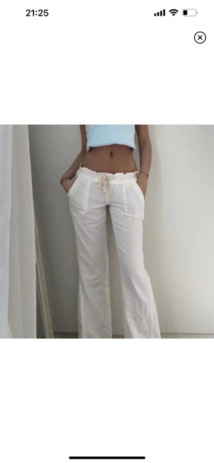 ROXY LINNEBYXOR - säljer mina linne byxor från Roxy, aldrig använda endast testade!! Storlek M men sitter mer som en S!!🫶🏼 (dom 2 första bilderna är lånade) sista bilen är min, har sytt byxorna nån cm lägre i midjan och förlängt benen med nån cm då det var extremt korta!! 