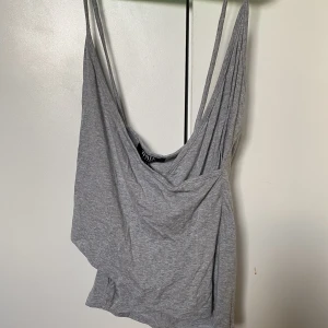 Linne med layers - Grått linne med fina ’layers’ som är för stor och bara ligger oanvänt. 