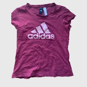 Vinröd adidas T-shirt strl. XXS - Superfin vinrödtröja som tyvärr är för liten för mig. Andra bilden visar färgen bättre :)