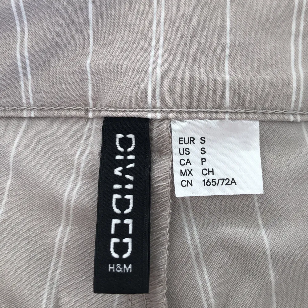 Jättesöta randiga byxor från H&M, aldrig använda. Säljer pga att de inte matchar min stil längre. De är slutsålda på hemsidan och i butik!!. Jeans & Byxor.