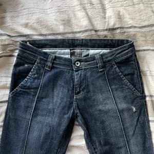 supersnygga lågmidjade raka jeans med detaljer i storlek 28. midjan: 38 cm, innebenslängden: 74-75 cm