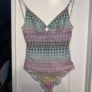 Baddräkt - Somrig och fin baddräkt. Den har legat i min garderob i några år men innan dess knappt använd.  Fin kvalité och nypris är ca 1200kr