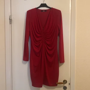 Röd klänning - Jättefin klänning, från BikBok, aldrig använd. Stl M. Går att göra u ringningen mindre och större. 200kr