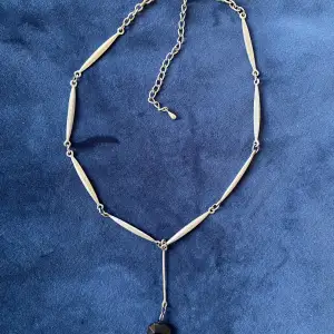 Vackert gothiskt halsband med silvrig kedja   Okänt material 