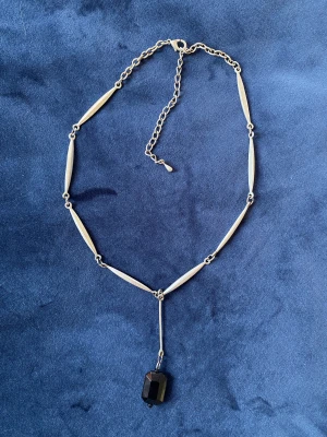 Halsband med svart hänge  - Vackert gothiskt halsband med silvrig kedja   Okänt material 