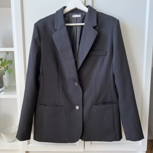 Oversized Blazer - Perfekt oversized blazer. Säljer då jag har en annan jag använder mer. Sparsamt använd. Går bra att diskutera priset om så önskas. Skicka ett meddelande vid frågor😊