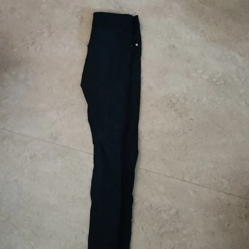 Svarta byxor i fint skick från bikbok storlek 36. Jeans & Byxor.