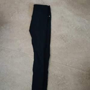 Svarta byxor i fint skick från bikbok storlek 36