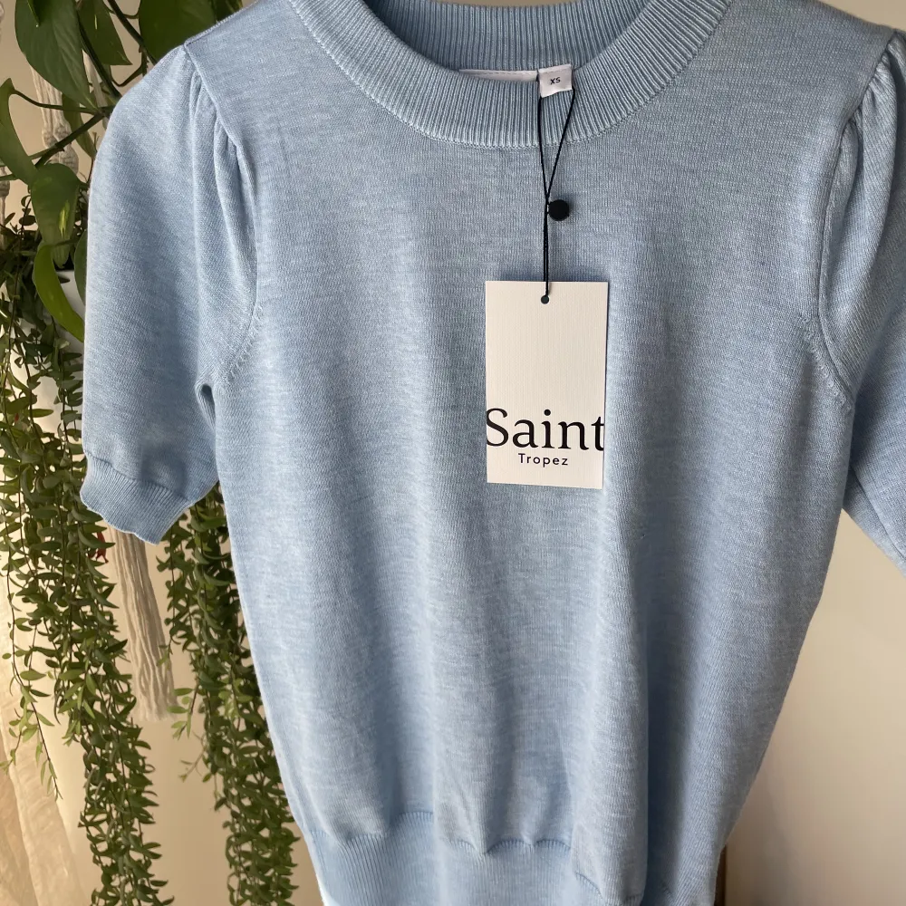 Helt slutsåld finstickad t-shirt från saint tropez. Prislappen sitter kvar på tröjan och den är som ny💘. T-shirts.