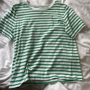 Zara tshirt - Fin randig tshirt från zara, storlwk L men passar mig som vanligtvis har S💚