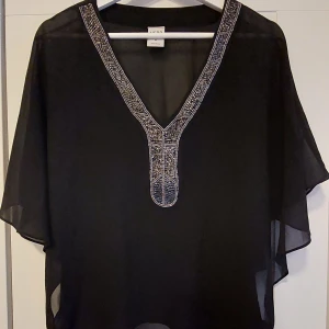 Blus - Härlig blus perfekt för både en stranddag eller finmiddag. Mycket gott skick.