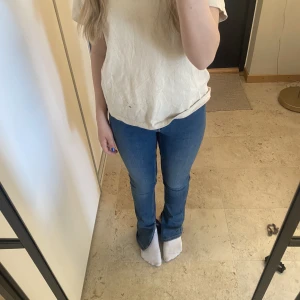 Jeans med slits från Cubus  - Jättefina blåa jeans från Cubus.  Använda ganska mycket men väldigt fint skick ändå. Har en slits nere vid foten. Frakt tillkommer💓💓