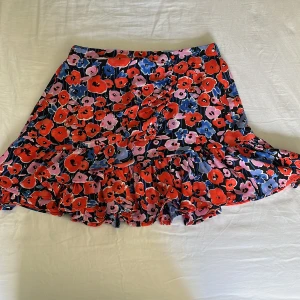 Blommig kjol - Säljer en jättesöt blommig kjol från Gina. Perfekt till sommaren. Nästan oanvänd. 