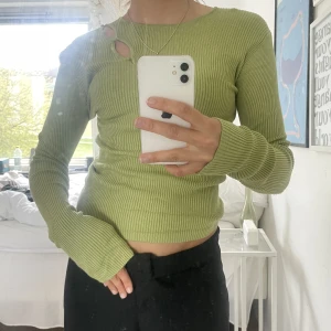 Grön tröja - Super fin grön tröja från bikbok, hör av dig vid frågor💘