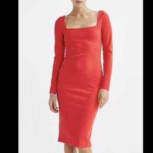 Säljer denna knälånga klänningen med figur i röd pga för stor. Den är i en ljusare röd färg köpt från HM i julas Är i nytt skick❤️‍🔥