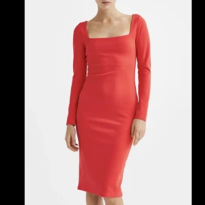 Figurnära klänning - Säljer denna knälånga klänningen med figur i röd pga för stor. Den är i en ljusare röd färg köpt från HM i julas Är i nytt skick❤️‍🔥