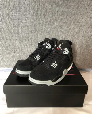 Jordan 4 Black Canvas  - Helt nya! Köpta på SNKRS och kvitto finns! Storlek 42,5, 3000kr. Kan mötas upp i Karlstad eller fraktas med Postnord