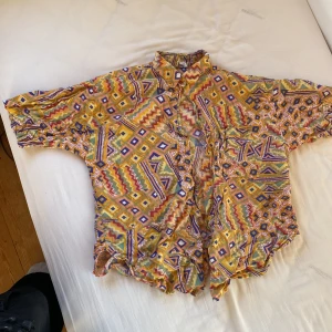 80 tals skjorta - Väldigt knasig skjorta från 80-talet. Sitter loose, luftig