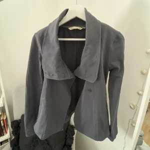 Tunn vårjacka från House of Lola - Jättefin jacka från House of Lola, den är i nyskick och kan användas som en kofta! Storlek XS, nypris 900kr 💘