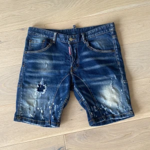 Dsquared 2 shorts  - Dessa shortsen är i bra gick då de inte har missbildningar eller liknande (förutom hålen som ska vara där 😂). De är ganska smala i storleken (så de är skinny om man har bredare ben) men perfekt längd. Jag är 172 cm och de går ner till exakt över knäskålen