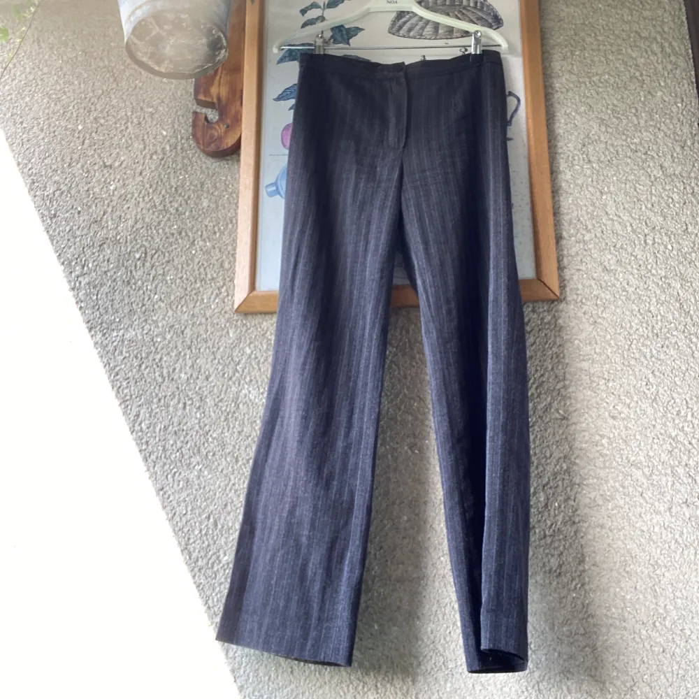 Omärkta vintagebyxor i kostymsnitt. Extremt snygga. Mörkt grå med kritstrecksrandig. Bedömer att det är en S. Cirka 74cm midjemått.. Jeans & Byxor.