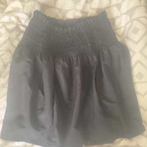 Kjol - Helt ny aldrig använd strl 36 från  h&m. För stor för mig tyvärr😊 bud!