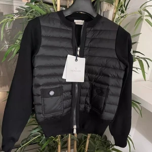 Moncler cardigan  - Säljer min älskade moncler cardigan pga att jag inte använder den lika mycket. Man kan scanna den med mobilen inuti den för att se att den är äkta. Skulle kunna gå ner i pris vid snabb affär 