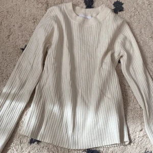 Stickad Zara tröja - Säljer denna fina tröja för att den blivit för liten och inte kommer till användning 💘💘Kontakta om ni är intresserade 💘💘💘💘original pris är 179kr