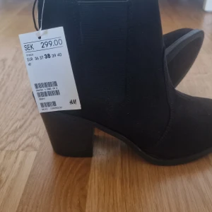 Hm skor  - Helt nya ej använda i stl38