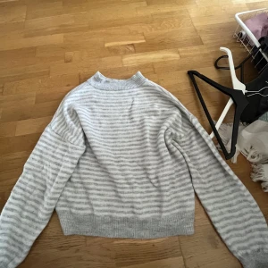 Stickad tröja  - Säljer denna fina tröja från nakd, köptes för ca 2år sedan, sälja inte längre men skulle gissa att den köptes för 400-549kr med tanke på deras resterande priser på liknande tröjor! Säljs för 210kr