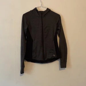 träningskofta - En träningskofta i barnstorlek 146-152, men passar väl även XXS!
