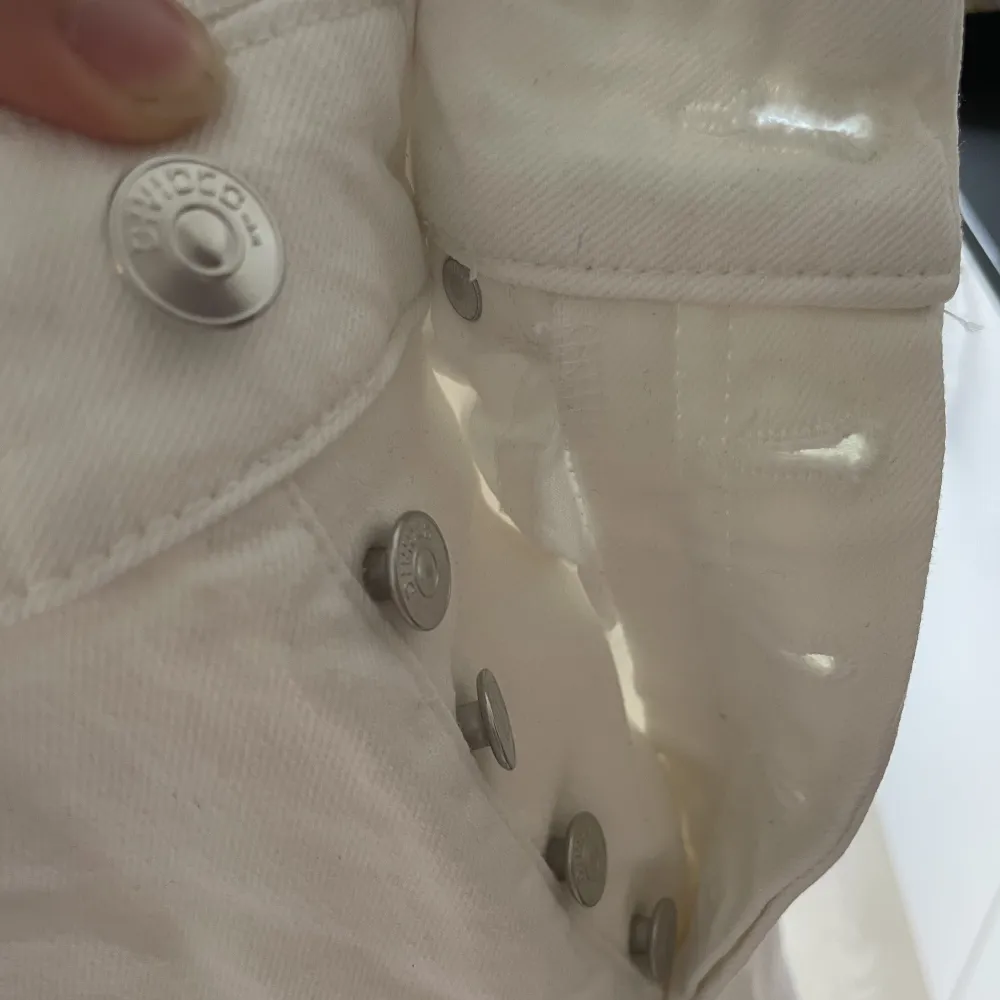 Säljer dessa ursnygga vita jeans från H&M! Endast använda 2 ggr🌸 Säljer dem pga att de har knappstängning vilket jag inte gillar (se bild 3). De har en snygg kapning längst ner som gör de ascoola!  Skickar bilder på begäran☺️💛. Jeans & Byxor.