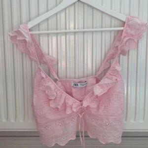 Topp - Rosa topp från Zara storlek M men passar även S, köparen står för frakten🌸🫶🏼 Pris 100 kr