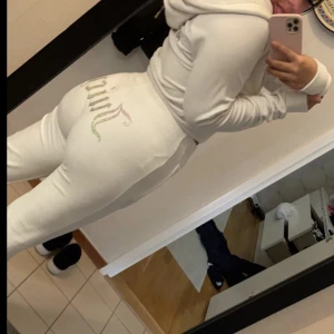 Vitt Juicy sett  - Ett vitt juicy sett till salu, både kofta och byxor för 1000 kr, enbart använda några få gånger. Skick är som helt ny 