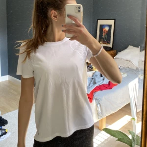 Nike träningströja - Vit träningatröja från Nike! Skit snygg och skön!