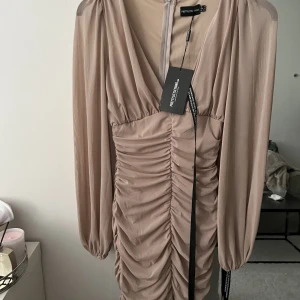 Klänning  - Klänning från prettylittlething Helt oanvänd prislapp sitter kvar 