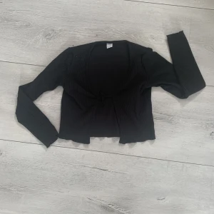 Svart kofta - Detta är en svart kofta från Lindex, storlek 146/152 (kids). Säljer för att den är för liten och inte används längre☺️
