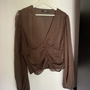 Brun blus  - Fin blus som passar till olika tillfällen 