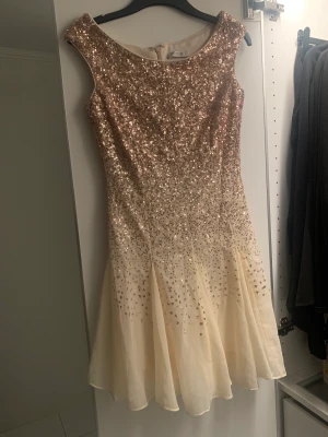 Roseguld festklänning stl S - Använd 1 gång, köpt för 1500 kr.